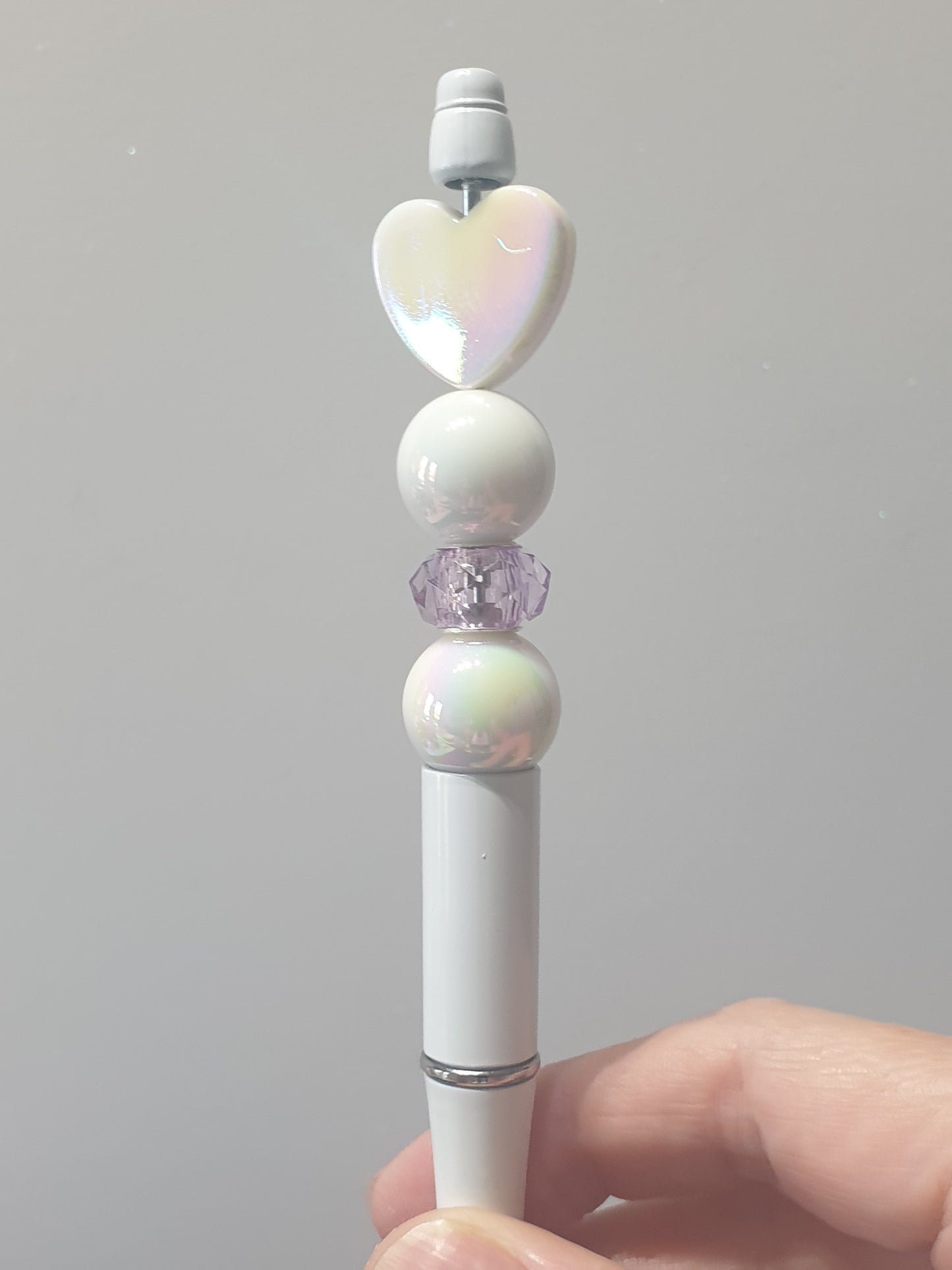 Round 16mm white, pink and red. Very shiny with rainbow shimmer. Fit on Pen
